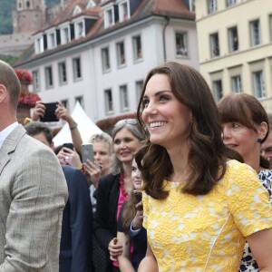 Le prince William et Kate Middleton, duchesse de Cambridge, ont visité le 20 juillet 2017 le marché central d'Heidelberg lors de leur visite officielle en Allemagne et sont initiés à la confection de bretzels et de confiseries.