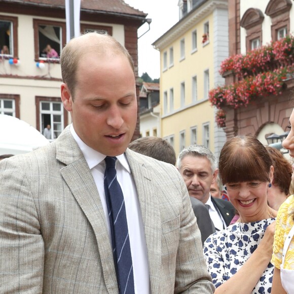 Le prince William et Kate Middleton, duchesse de Cambridge, ont visité le 20 juillet 2017 le marché central d'Heidelberg lors de leur visite officielle en Allemagne et sont initiés à la confection de bretzels et de confiseries.