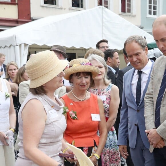 Le prince William et Kate Middleton, duchesse de Cambridge, ont visité le 20 juillet 2017 le marché central d'Heidelberg lors de leur visite officielle en Allemagne et sont initiés à la confection de bretzels et de confiseries.