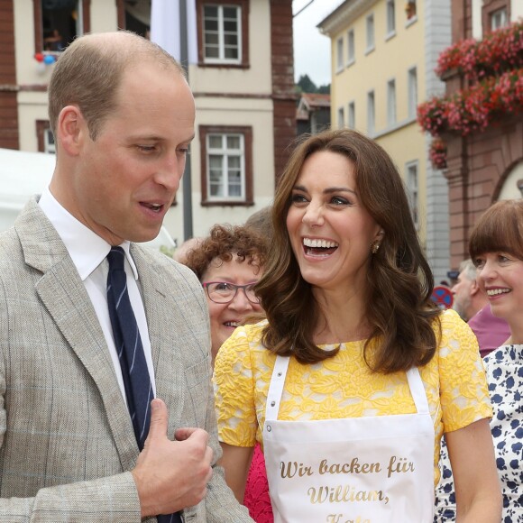 Le prince William et Kate Middleton, duchesse de Cambridge, ont visité le 20 juillet 2017 le marché central d'Heidelberg lors de leur visite officielle en Allemagne et sont initiés à la confection de bretzels et de confiseries.