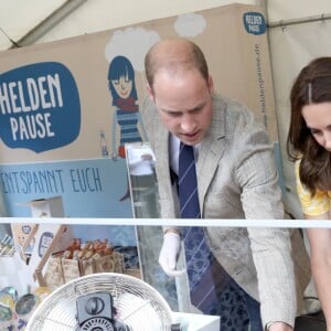 Le prince William et Kate Middleton, duchesse de Cambridge, ont visité le 20 juillet 2017 le marché central d'Heidelberg lors de leur visite officielle en Allemagne et sont essayés à la confection de bretzels et de confiseries.