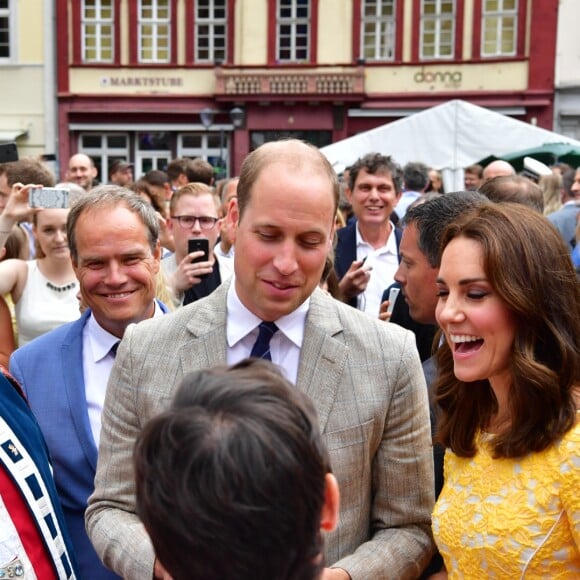 Le prince William et Kate Middleton, duchesse de Cambridge, ont visité le 20 juillet 2017 le marché central d'Heidelberg lors de leur visite officielle en Allemagne et sont initiés à la confection de bretzels et de confiseries.