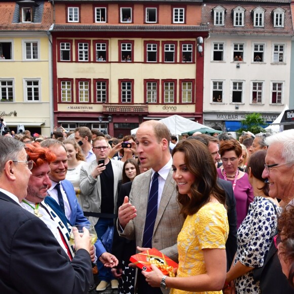 Le prince William et Kate Middleton, duchesse de Cambridge, ont visité le 20 juillet 2017 le marché central d'Heidelberg lors de leur visite officielle en Allemagne et sont essayés à la confection de bretzels et de confiseries.