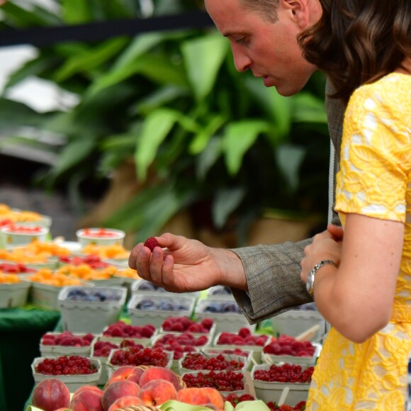 Le prince William et Kate Middleton, duchesse de Cambridge, ont visité le 20 juillet 2017 le marché central d'Heidelberg lors de leur visite officielle en Allemagne.