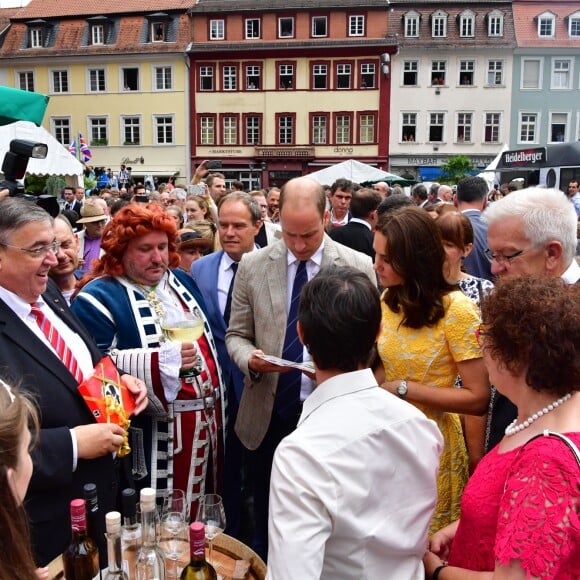 Le prince William et Kate Middleton, duchesse de Cambridge, ont visité le 20 juillet 2017 le marché central d'Heidelberg lors de leur visite officielle en Allemagne.