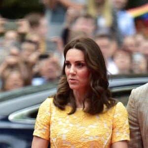 Le prince William et Kate Middleton, duchesse de Cambridge, ont visité le 20 juillet 2017 le marché central d'Heidelberg lors de leur visite officielle en Allemagne et sont essayés à la confection de bretzels et de confiseries.