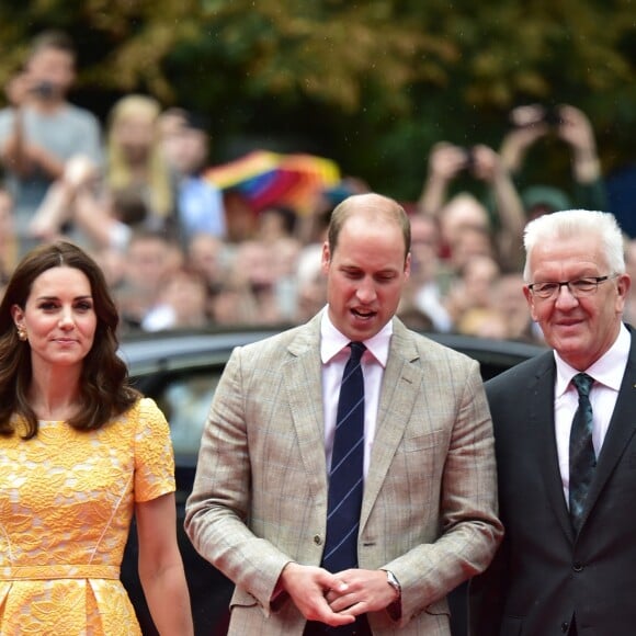 Le prince William et Kate Middleton, duchesse de Cambridge, en visitr le 20 juillet 2017 sur le marché central d'Heidelberg lors de leur visite officielle en Allemagne.