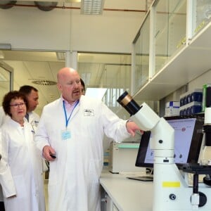 Le prince William et Kate Middleton, duc et duchesse de Cambridge, ont visité le 20 juillet 2017 le centre de recherche sur le cancer d'Heidelberg lors de leur visite officielle en Allemagne.