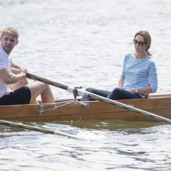 Kate Catherine Middleton, duchesse de Cambridge - Le couple princier d'Angleterre lors d'une compétition d'aviron à Heidelberg, à l'occasion de leur voyage de trois jours en Allemagne. Le 20 juillet 2017  20th July Heidelberg Germany Britain's Prince William and Catherine, Duchess of Cambridge take part in a race between the twinned towns of Cambridge and Heidelberg while on a visit to the German town.20/07/2017 - Heidelberg