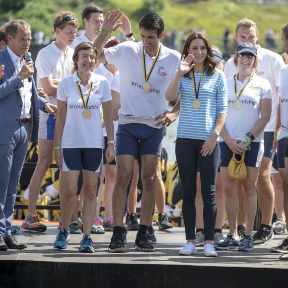 Le prince William, duc de Cambridge, et Kate Catherine Middleton, duchesse de Cambridge - Le couple princier d'Angleterre lors d'une compétition d'aviron à Heidelberg, à l'occasion de leur voyage de trois jours en Allemagne. Le 20 juillet 2017  20th July Heidelberg Germany Britain's Prince William and Catherine, Duchess of Cambridge take part in a race between the twinned towns of Cambridge and Heidelberg while on a visit to the German town.20/07/2017 - Heidelberg