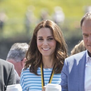 Kate Catherine Middleton, duchesse de Cambridge - Le couple princier d'Angleterre lors d'une compétition d'aviron à Heidelberg, à l'occasion de leur voyage de trois jours en Allemagne. Le 20 juillet 2017  20th July Heidelberg Germany Britain's Prince William and Catherine, Duchess of Cambridge take part in a race between the twinned towns of Cambridge and Heidelberg while on a visit to the German town.20/07/2017 - Heidelberg