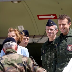 La ministre des Armées Florence Parly, le président de la République Emmanuel Macron en visite à la base aérienne 125 d'Istres, le 20 juillet 2017. © Dominique Jacovides/Bestimage