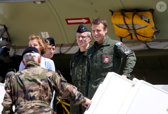La ministre des Armées Florence Parly, le président de la République Emmanuel Macron en visite à la base aérienne 125 d'Istres, le 20 juillet 2017. © Dominique Jacovides/Bestimage