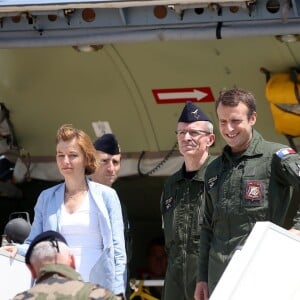 La ministre des Armées Florence Parly, le président de la République Emmanuel Macron en visite à la base aérienne 125 d'Istres, le 20 juillet 2017. © Dominique Jacovides/Bestimage