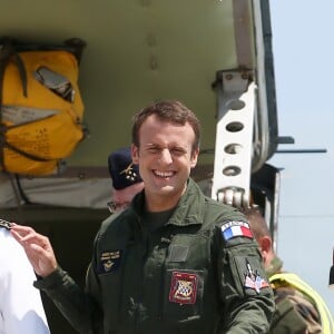 Le président de la République Emmanuel Macron, le nouveau chef d'état-major des armées, le général François Lecointre, l'amiral Bernard Rogel en visite à la base aérienne 125 d'Istres, le 20 juillet 2017. © Dominique Jacovides/Bestimage