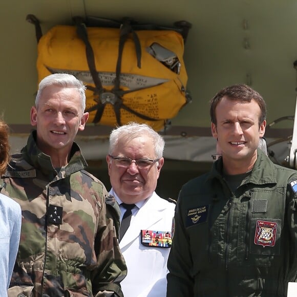 Le président de la République Emmanuel Macron, le nouveau chef d'état-major des armées, le général François Lecointre et l'amiral Bernard Rogel en visite à la base aérienne 125 d'Istres, le 20 juillet 2017. © Dominique Jacovides/Bestimage