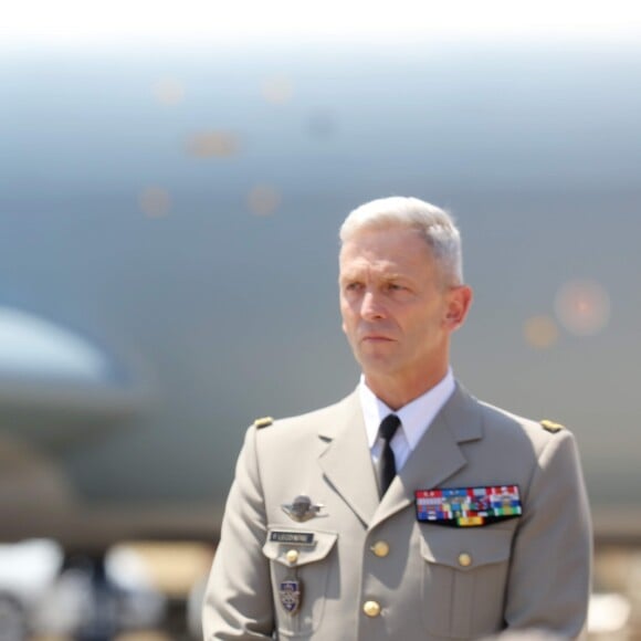 Le président de la République Emmanuel Macron et le nouveau chef d'état-major des armées, le général François Lecointre en visite à la base aérienne 125 d'Istres, le 20 juillet 2017. © Dominique Jacovides/Bestimage