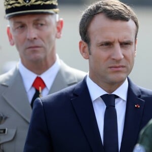 Le président de la République Emmanuel Macron et le nouveau chef d'état-major des armées, le général François Lecointre en visite à la base aérienne 125 d'Istres, le 20 juillet 2017. © Dominique Jacovides/Bestimage