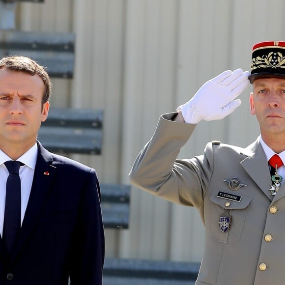 Le président de la République Emmanuel Macron et le nouveau chef d'état-major des armées, le général François Lecointre en visite à la base aérienne 125 d'Istres, le 20 juillet 2017. © Dominique Jacovides/Bestimage French