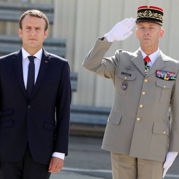 Le président de la République Emmanuel Macron et le nouveau chef d'état-major des armées, le général François Lecointre en visite à la base aérienne 125 d'Istres, le 20 juillet 2017. © Dominique Jacovides/Bestimage