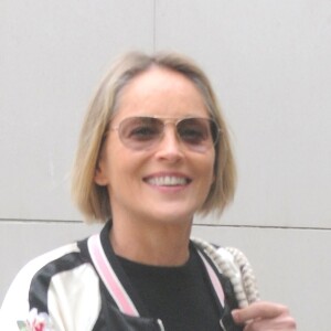 Exclusif - Sharon Stone porte un pantalon rose bonbon à la sortie de chez Louis Vuitton à Beverly Hills, le 31 mai 2017