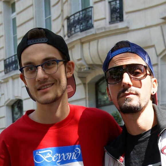René-Charles Angélil (fils de Céline Dion) pose avec des fans devant l'hôtel Royal Monceau à Paris le 21 juillet 2017.