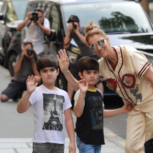 Céline Dion s'est rendue chez l'opticien Meyrowitz avec ses jumeaux Eddy et Nelson pour s'acheter une paire de lunettes de soleil avant de rentrer à l'hôtel Royal Monceau à Paris le 17 juillet 2017.