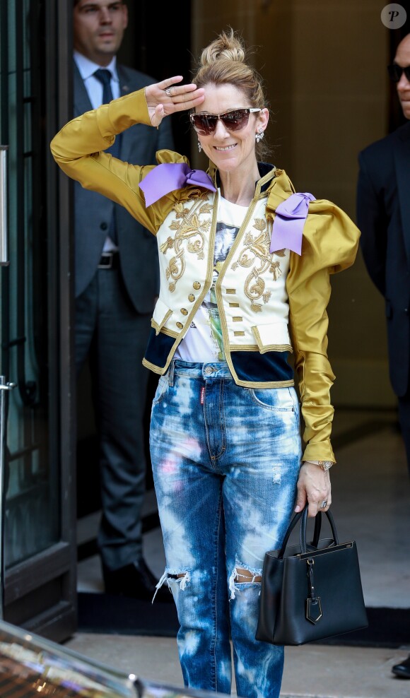 Céline Dion à la sortie de l'hôtel Le Royal Monceau à Paris, France, le 8 juillet 2017.