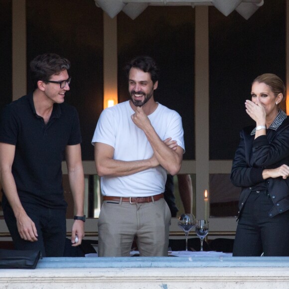 Céline Dion dîne avec son danseur Pepe Munoz et un ami au restaurant "Chez Loulou" au musée des arts décoratifs à Paris le 7 juillet 2017.
