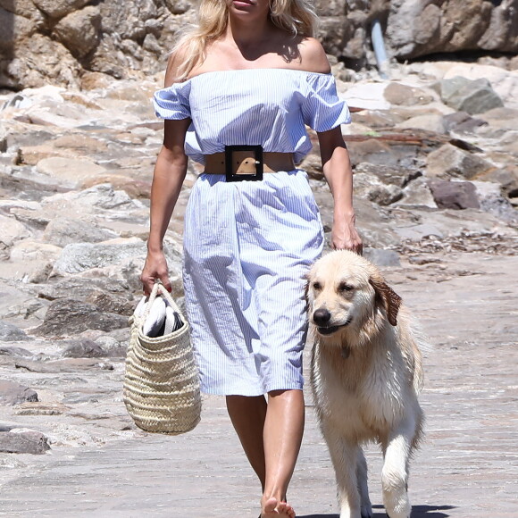 Pamela Anderson se promène avec son fils Dylan Jagger Lee et son chien Zoubisoubisou sur le port de Saint-Tropez le 29 juin 2017.