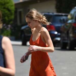 Exclusive - Lily-Rose Depp dans la rue à Los Angeles le 12 juillet 2017.