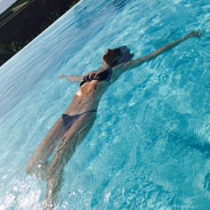 Faustine Bollaert en bikini lors de ses vacances d'été, le 23 juillet 2017.