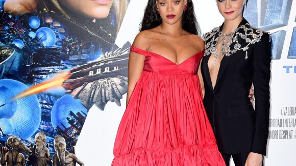 Cara Delevingne a les yeux perdus dans le décolleté de Rihanna et c'est hilarant