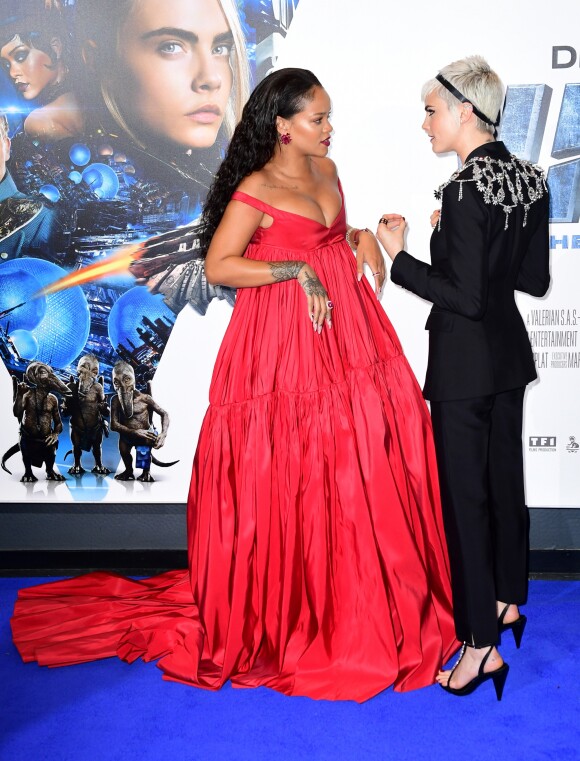 Rihanna et Cara Delevingne complices lors de la première de Valerian and the City of a Thousand Planets au Cineworld de Leicester Square, Londres, le 24 juillet 2017.