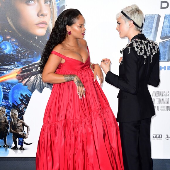 Rihanna et Cara Delevingne complices lors de la première de Valerian and the City of a Thousand Planets au Cineworld de Leicester Square, Londres, le 24 juillet 2017.