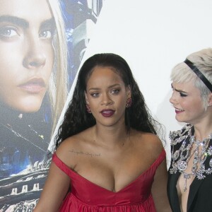 Rihanna et Cara Delevingne lors de la première de Valerian and the City of a Thousand Planets au Cineworld de Leicester Square, Londres, le 24 juillet 2017.