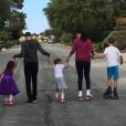 Chester et Talinda Bennington avec leurs enfants sur une photo publiée sur Twitter le 8 mai 2017