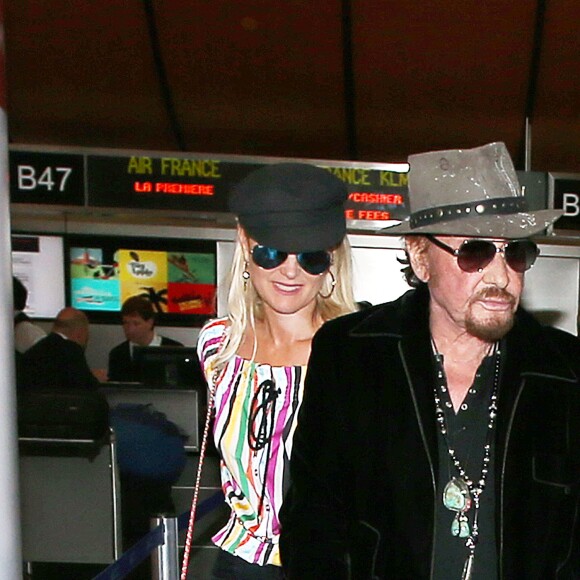 Johnny Hallyday à quitté Los Angeles pour Paris avec sa femme Laeticia, ses filles Jade et Joy, son manager Sébastien Farran, Elyette la grand-mère de sa femme et sa chienne Cheyenne le 29 mai 2017. Le chanteur assurera la tournée des Vieilles Canailles au côté de J. Dutronc et E. Mitchell à partir du 10 juin. Le trio a prévu 17 concerts.