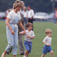 La princesse Diana et ses fils William et Harry à Windsor. Juin 1987.