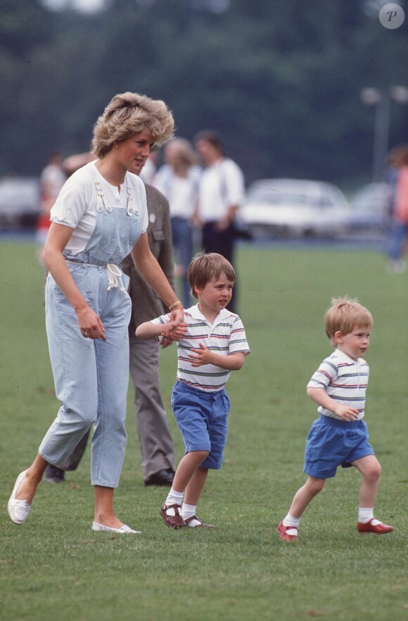 La princesse Diana et ses fils William et Harry à Windsor. Juin 1987.