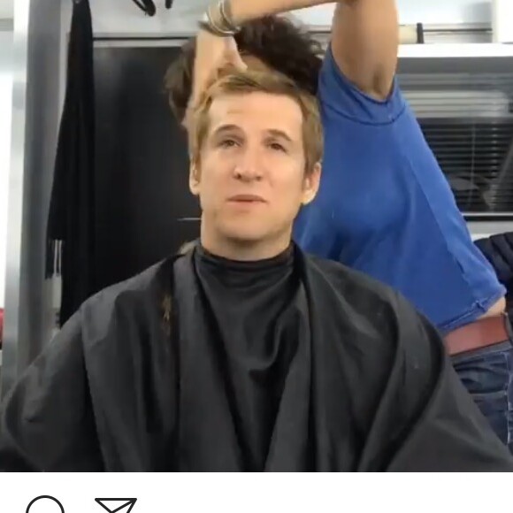 Guillaume Canet se rasant les cheveux après la fin du tournage du film "L'amour est une fête" (juillet 2017).