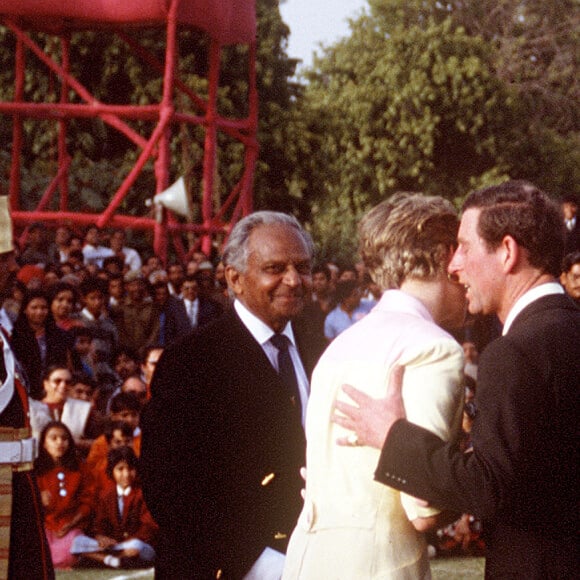 La princesse Diana avec le prince Charles à Jaipur le 13 février 1992, lors de la remise de trophée au terme d'un match de polo au cours d'un voyage en Inde. Au moment où Charles veut embrasser Diana, elle détourne la tête. Leur dernier "baiser" en public avant le divorce.