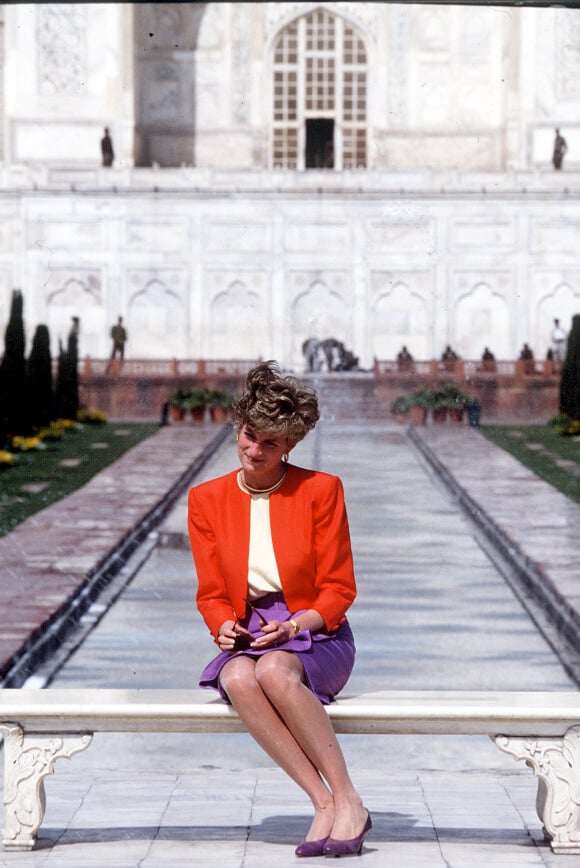 La princesse Diana posant seule devant le Taj Mahal le 13 février 1992.