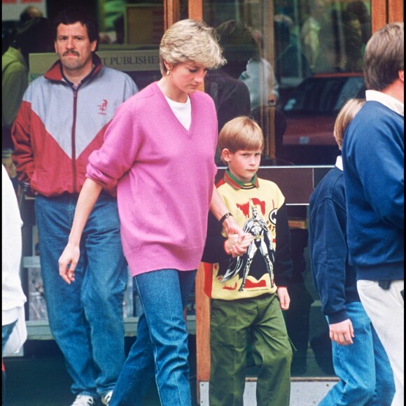 La princesse Diana et le prince Harry en virée shopping en septembre 1992 à Cirencester.