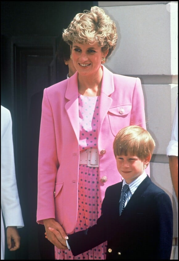 La princesse Diana et le prince Harry en août 1992 lors du 92e anniversaire de la reine mère à Windsor.