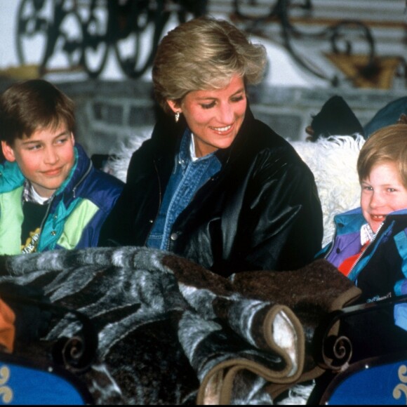 La princesse Diana avec ses fils les princes William et Harry à Lech en Autriche en 1993.