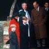 La princesse Diana avec les princes Harry et William et le duc d'Edimbourg à la sortie de la messe de Noël 1993 à Sandringham.