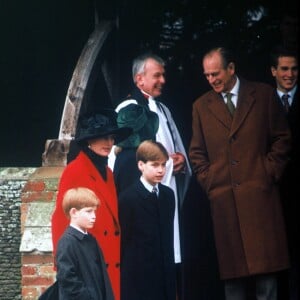 La princesse Diana avec les princes Harry et William et le duc d'Edimbourg à la sortie de la messe de Noël 1993 à Sandringham.