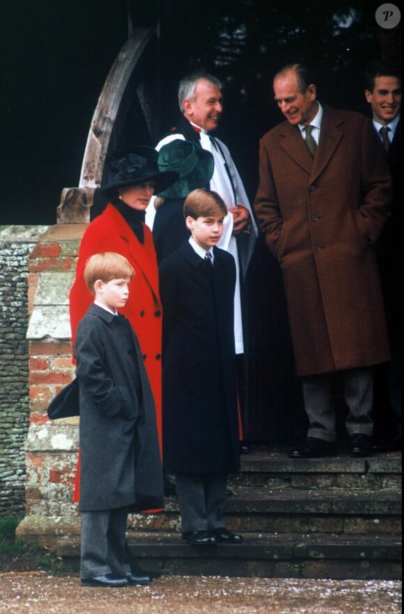 La princesse Diana avec les princes Harry et William et le duc d'Edimbourg à la sortie de la messe de Noël 1993 à Sandringham.