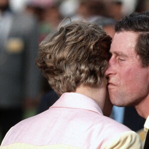 La princesse Diana et le prince Charles à Jaipur le 13 février 1992, lors de la remise de trophée au terme d'un match de polo au cours d'un voyage en Inde. Au moment où Charles veut embrasser Diana, elle détourne la tête. Leur dernier "baiser" en public avant le divorce.